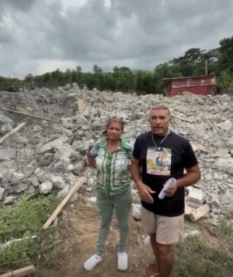Pareja indignada dice se utilizó el poder para derrumbar una villa que había construido en Monseñor Nouel