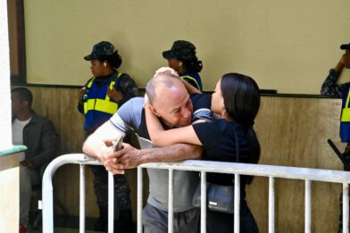 Familiares de víctimas del Jet Set salen llorando de la sala durante juicio de fondo