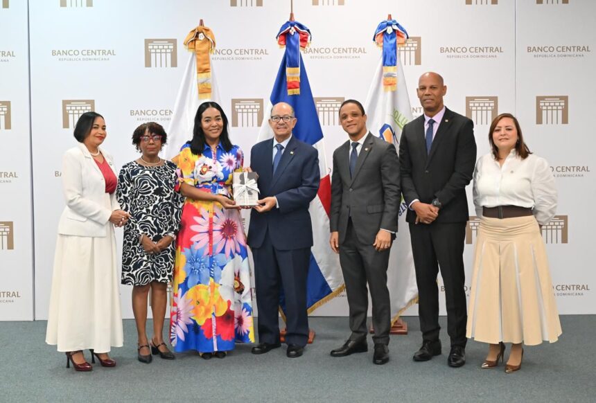 BCRD dona 21 obras literarias a la Biblioteca Abigaíl Mejía del Ministerio de la Mujer