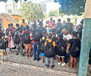 Fundación Rincón realiza entrega de útiles escolares en Las Galeras, Samaná