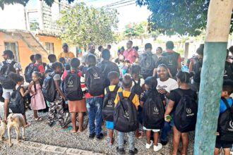 Fundación Rincón realiza entrega de útiles escolares en Las Galeras, Samaná