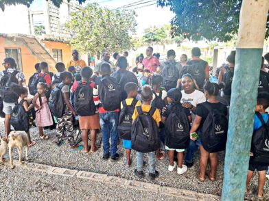 Fundación Rincón realiza entrega de útiles escolares en Las Galeras, Samaná