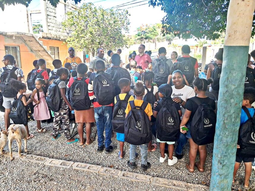 Fundación Rincón realiza entrega de útiles escolares en Las Galeras, Samaná