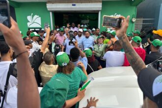 Mario Balbuena “Robin” se juramenta en la Fuerza del Pueblo en Las Galeras