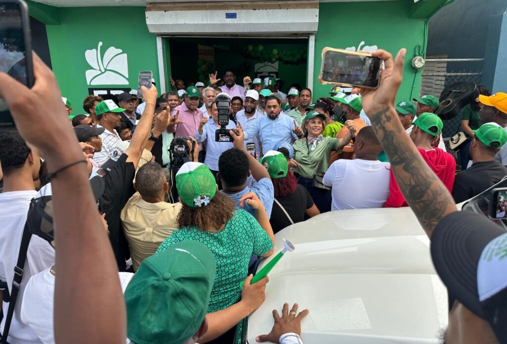 Mario Balbuena “Robin” se juramenta en la Fuerza del Pueblo en Las Galeras