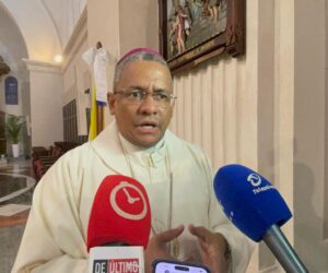 Obispo auxiliar de Santiago cuestiona inicio escolar entre protestas, falta de cupos y aulas sin terminar