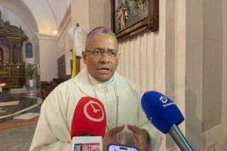 Obispo auxiliar de Santiago cuestiona inicio escolar entre protestas, falta de cupos y aulas sin terminar