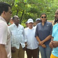 Ministro David Collado supervisa operativo de limpieza en Playa Rincón de Las Galeras