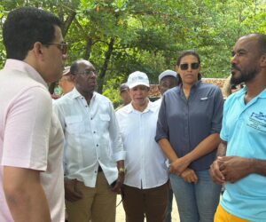 Ministro David Collado supervisa operativo de limpieza en Playa Rincón de Las Galeras