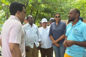 Ministro David Collado supervisa operativo de limpieza en Playa Rincón de Las Galeras