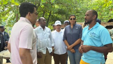 Ministro David Collado supervisa operativo de limpieza en Playa Rincón de Las Galeras