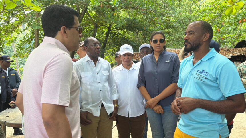 Ministro David Collado supervisa operativo de limpieza en Playa Rincón de Las Galeras