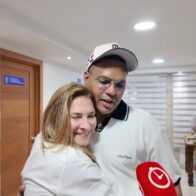Carolina Mejía recibe a Santiago Matías durante jornada “Plásticos por Útiles Escolares”