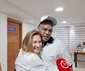 Carolina Mejía recibe a Santiago Matías durante jornada “Plásticos por Útiles Escolares”