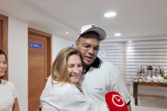 Carolina Mejía recibe a Santiago Matías durante jornada “Plásticos por Útiles Escolares”
