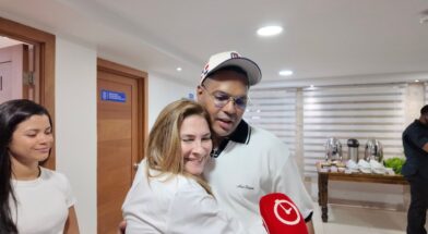 Carolina Mejía recibe a Santiago Matías durante jornada “Plásticos por Útiles Escolares”