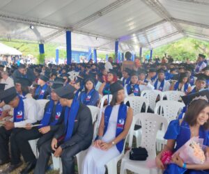 800 jóvenes de SDN se gradúan en primera promoción del programa municipal BTI