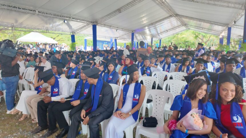 800 jóvenes de SDN se gradúan en primera promoción del programa municipal BTI