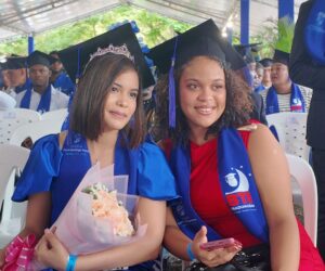 “Es un logro”: jóvenes de SDN celebran graduación y sueñan con llegar a la universidad