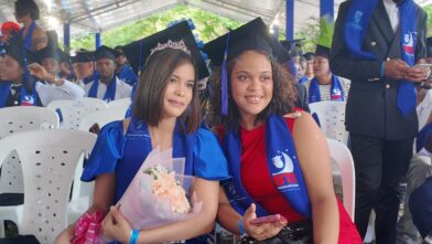 “Es un logro”: jóvenes de SDN celebran graduación y sueñan con llegar a la universidad
