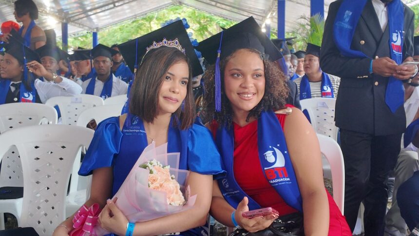 “Es un logro”: jóvenes de SDN celebran graduación y sueñan con llegar a la universidad