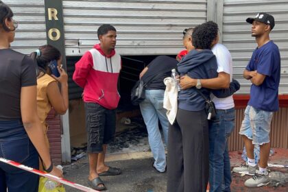 Incendio afecta varios locales del Mercado Modelo de Santiago durante la madrugada