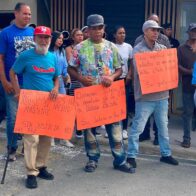 Comunitarios de Juan Adrián protestan contra demolición de cabaña ordenada por Medio Ambiente