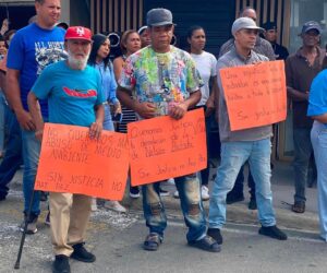 Comunitarios de Juan Adrián protestan contra demolición de cabaña ordenada por Medio Ambiente