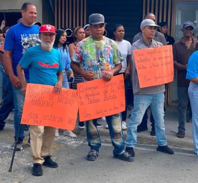 Comunitarios de Juan Adrián protestan contra demolición de cabaña ordenada por Medio Ambiente