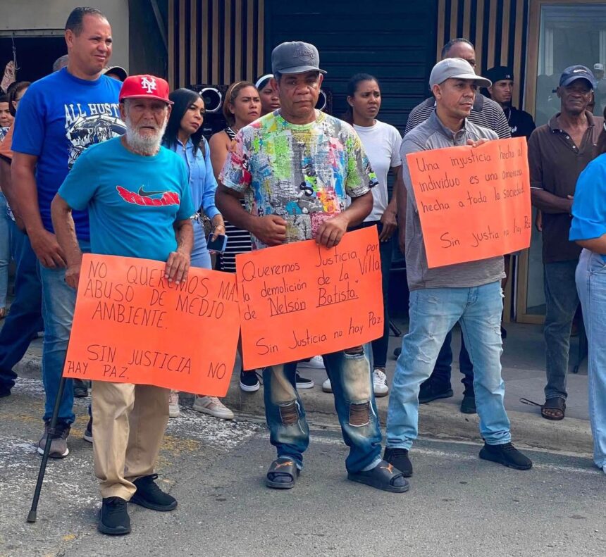 Comunitarios de Juan Adrián protestan contra demolición de cabaña ordenada por Medio Ambiente