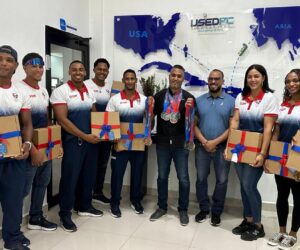 Grupo Empresarial Miguel Moreta entrega 11 laptops a atletas de Bonao