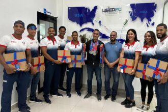Grupo Empresarial Miguel Moreta entrega 11 laptops a atletas de Bonao