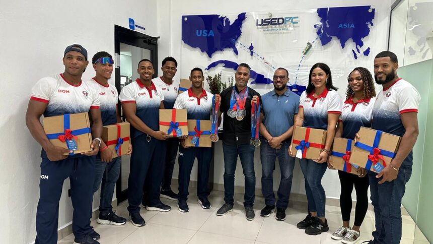 Grupo Empresarial Miguel Moreta entrega 11 laptops a atletas de Bonao