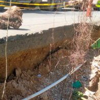Poste de Claro estaría obstaculizando reparación de peligroso socavón en carretera de Samaná