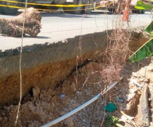 Poste de Claro estaría obstaculizando reparación de peligroso socavón en carretera de Samaná