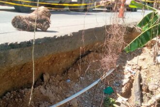Poste de Claro estaría obstaculizando reparación de peligroso socavón en carretera de Samaná