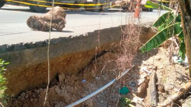 Poste de Claro estaría obstaculizando reparación de peligroso socavón en carretera de Samaná