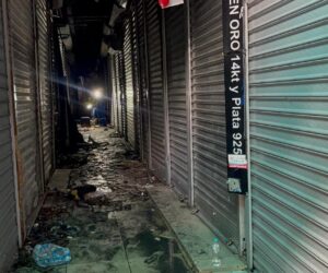 Incendio afecta 17 establecimientos en el Mercado Modelo de Santiago; Bomberos investigan las causas