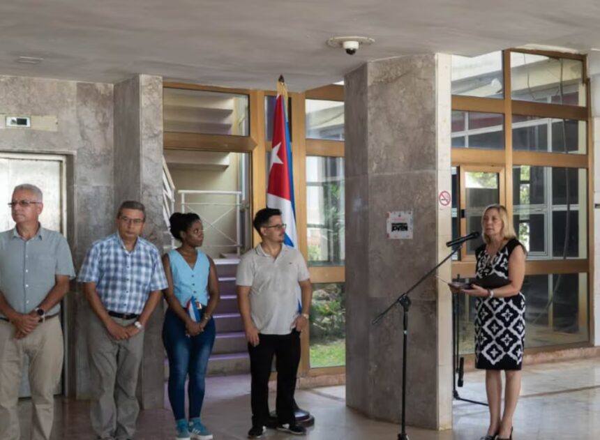 Diplomáticos cubanos expulsados de República Dominicana regresan a La Habana