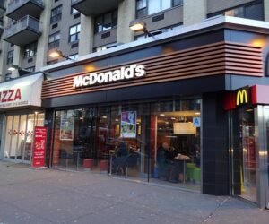 Turista australiano es apuñalado en McDonald’s de Manhattan; arrestan a sospechoso