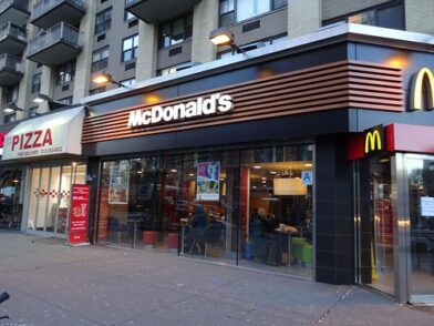 Turista australiano es apuñalado en McDonald’s de Manhattan; arrestan a sospechoso