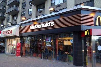 Turista australiano es apuñalado en McDonald’s de Manhattan; arrestan a sospechoso