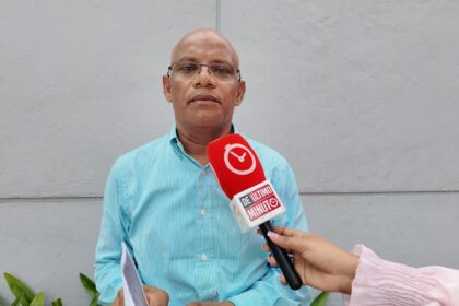 Hombre denuncia robo de su camión y falsificación de firmas para venderlo