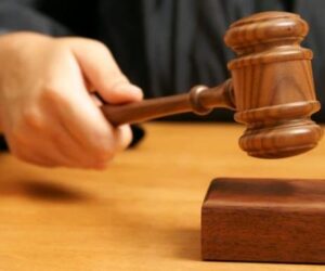 Condenan a 30 años de prisión a hombre por matar a un expolicía para robarle
