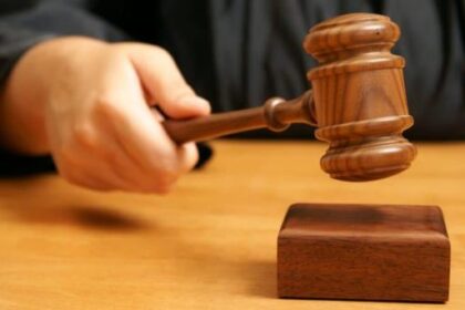 Condenan a 30 años de prisión a hombre por matar a un expolicía para robarle