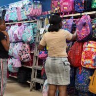“Todo está caro”: padres hacen malabares para completar listas escolares