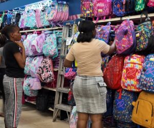 “Todo está caro”: padres hacen malabares para comprar escolares