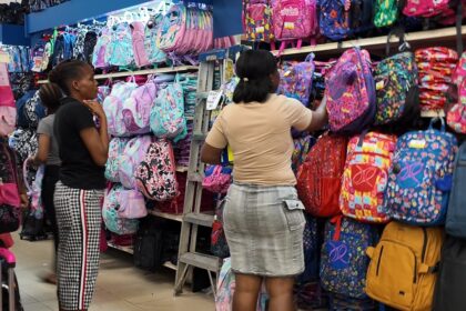 “Todo está caro”: padres hacen malabares para completar listas escolares