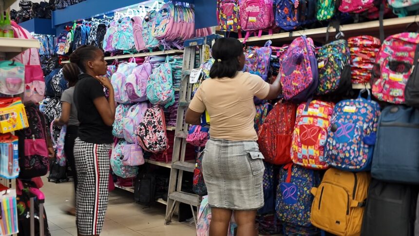 “Todo está caro”: padres hacen malabares para completar listas escolares