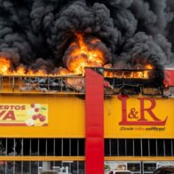 Incendio afecta tienda comercial en la autopista Las Américas